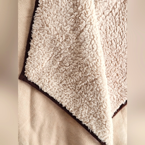 Gibson Latimer Fall Faux Suede & Sherpa Lined Tan/Cream Asymmetrical Flowy Vest - Picture 4 of 16